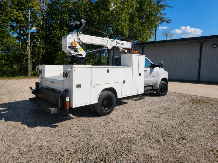 Rear three-quarter view of the TKA 8800 service-crane installation, service body, and stabilizers